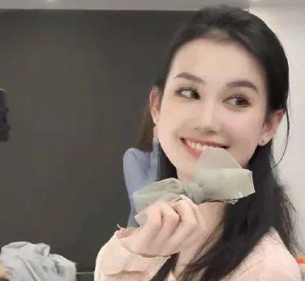 今日吃瓜网红刘嘉玲,吃瓜网红的华丽转身  第2张